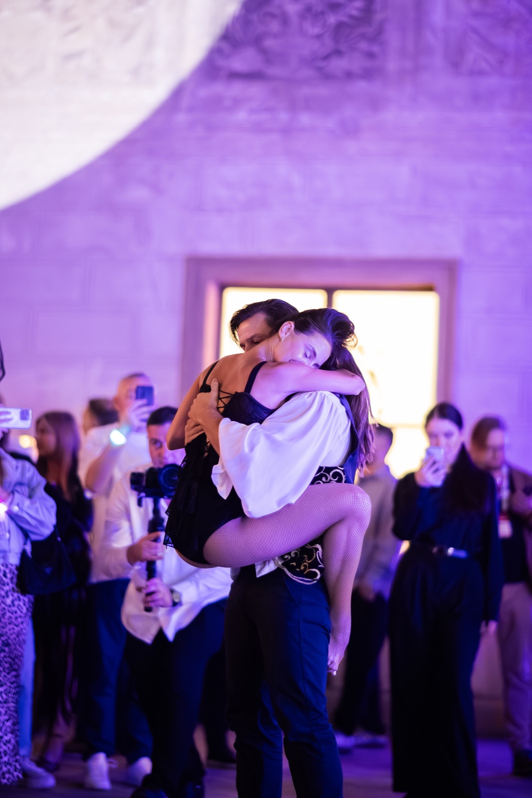 Dance duo — dramatic partner lift on stage